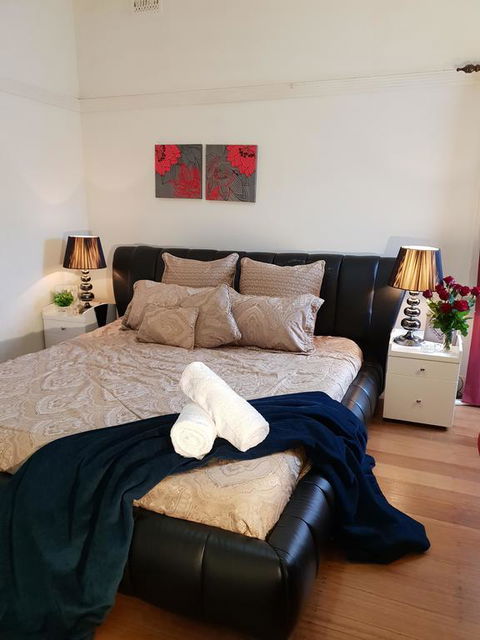 GIRLS ONLY. Large Bedroom With KING Bed, Close To Everything - Accommodation in Brisbane 0