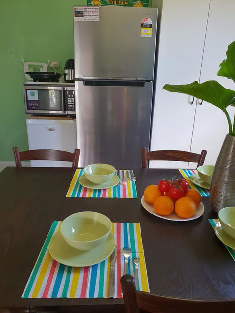 GIRLS ONLY. Large Bedroom With KING Bed, Close To Everything - Accommodation in Brisbane 3