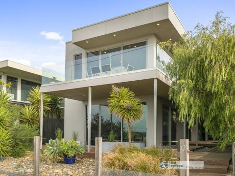 Grossard Point, The Lighthouse, Ventnor - Accommodation in Brisbane 0