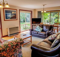 GUMS  ROSES - Family home in the heart of town. - Accommodation in Brisbane