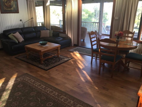 Hillview Chalet - Accommodation in Brisbane 3