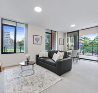 HomeHotel walking distance to Train and Westfield. - Accommodation in Brisbane