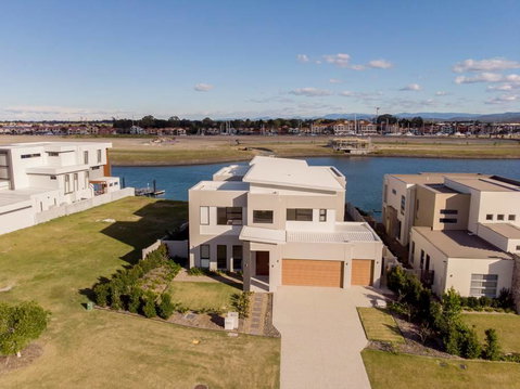 HomePlus - Luxury Living In Sanctuary Cove - Accommodation in Brisbane 1
