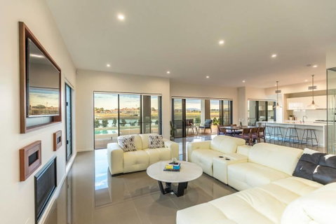 HomePlus - Luxury Living In Sanctuary Cove - Accommodation in Brisbane 2