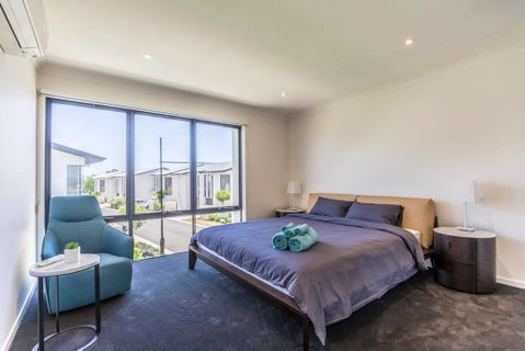 Homeplus-Escape To Modern Home In Hope Island - Accommodation in Brisbane 2