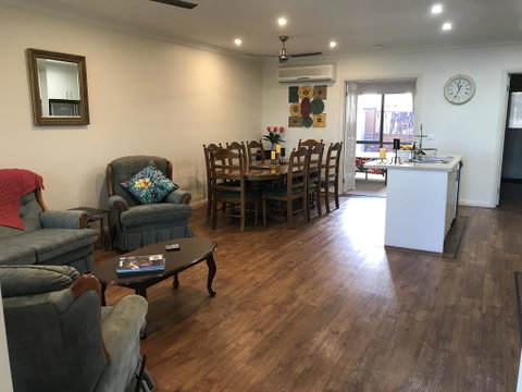 Lake Breeze - Accommodation in Brisbane 3
