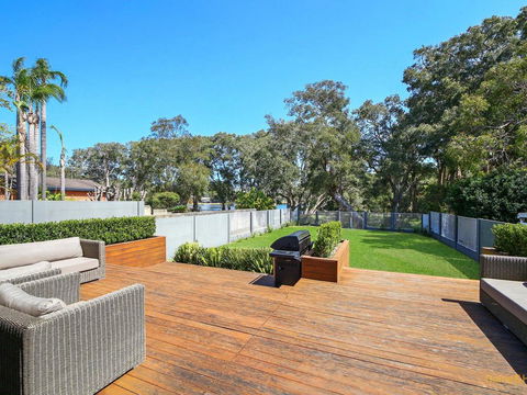 Lakeside Luxury - 13 Lake Street - Accommodation in Brisbane 0