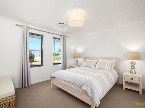 Lakeside Luxury - 13 Lake Street - Accommodation in Brisbane 3