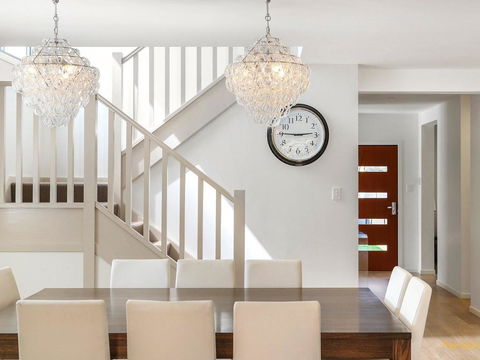 Lakeside Luxury - 13 Lake Street - Accommodation in Brisbane 1