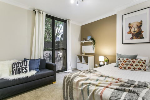 Large Unit Amid Inner-city Greenery Close To CBD - Accommodation in Brisbane 3