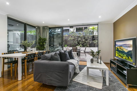 Large Unit Amid Inner-city Greenery Close To CBD - Accommodation in Brisbane 0