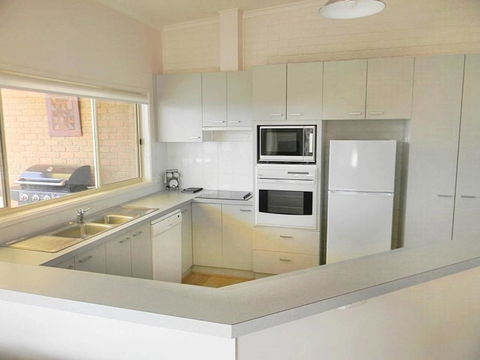 LIFE'S A BEACH - Accommodation in Brisbane 3