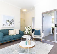 Light bright and spacious unit close to beaches - Accommodation in Brisbane