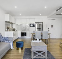 Luxe Beach Holiday Unit With Parking Pool and Gym - Accommodation in Brisbane