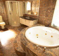 Luxuary self-contained living with Spa. - Accommodation in Brisbane