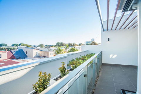 Luxurious Townhouse With Natural Light In Rosebery - Accommodation in Brisbane 1