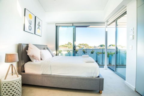 Luxurious Townhouse With Natural Light In Rosebery - Accommodation in Brisbane 3