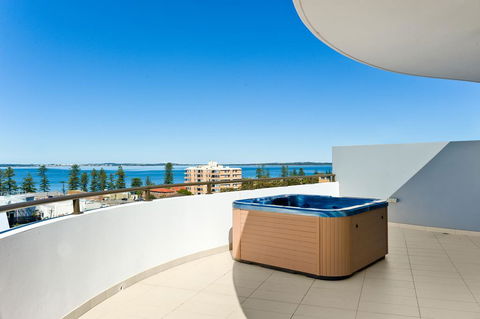 Luxury Ocean Penthouse - Accommodation in Brisbane 0