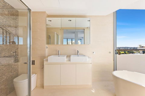 Luxury Ocean Penthouse - Accommodation in Brisbane 1