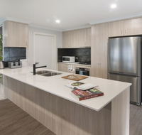 Luxury renovated home-5BR-meters from the beach - Accommodation in Brisbane