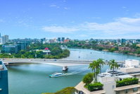 Luxury River City Views with Pool Gym Cafe WiFi Hospital