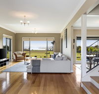 LUXURY WATERFRONT FAMILY HOME-TASMANIA I-L'Abode - Accommodation in Brisbane