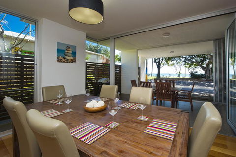 Maggies Beachfront Apt. 1 - Accommodation in Brisbane 3