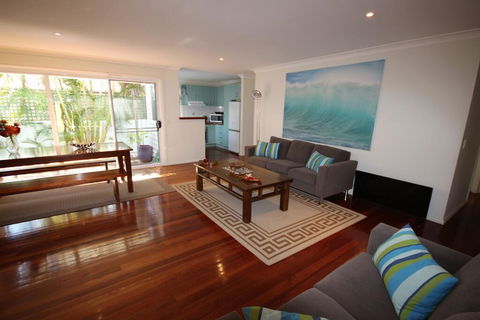 MAGIC BEACH HOUSE - PET FRIENDLY - Accommodation in Brisbane 0
