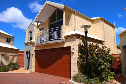 MANDURAH On The TERRACE - Accommodation in Brisbane 0