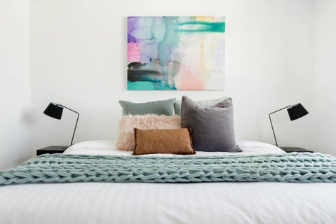 Minimalist Penthouse Condo With Skyline Vistas - Accommodation in Brisbane 1