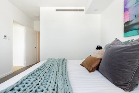 Minimalist Penthouse Condo With Skyline Vistas - Accommodation in Brisbane 2