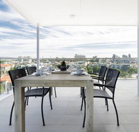 Minimalist Penthouse Condo with Skyline Vistas - Accommodation in Brisbane