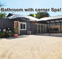 MODERN  LUXURIOUS WITH SPA BATH - Accommodation in Brisbane