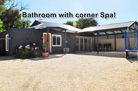 MODERN & LUXURIOUS WITH SPA BATH! - Accommodation in Brisbane 0