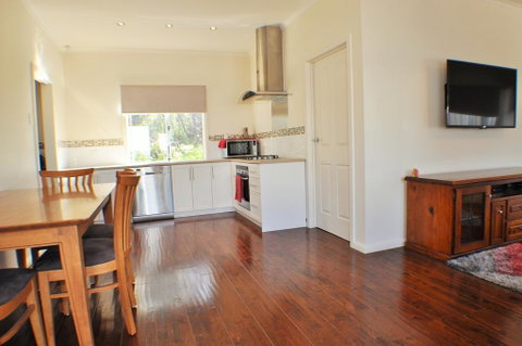 MODERN & LUXURIOUS WITH SPA BATH! - Accommodation in Brisbane 1