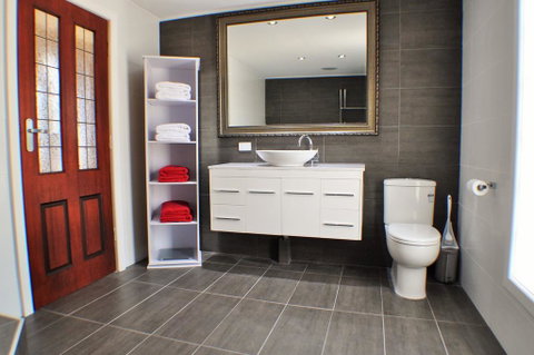 MODERN & LUXURIOUS WITH SPA BATH! - Accommodation in Brisbane 3