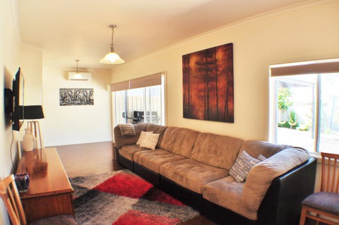 MODERN & LUXURIOUS WITH SPA BATH! - Accommodation in Brisbane 2