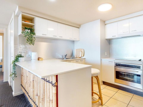 Modern 2BR Apartment In Chevron Renaissance - Accommodation in Brisbane 2