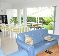 MODERN 3 BEDROOM APARTMENT IN TRADITIONAL QUEENSLANDER  PATIO LEAFY YARD POOL - Accommodation in Brisbane