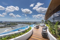 Modern Apartment in South Brisbane Infinity Pool