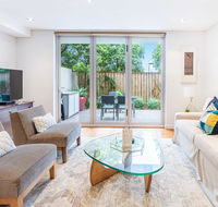Modern apartment with large courtyard and short walk to Bondi Beach - Accommodation in Brisbane
