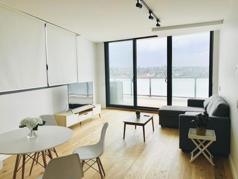 Modern Designer 2BR Apartment Near Airport & Beach - Accommodation in Brisbane 0