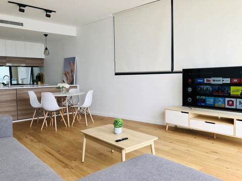 Modern Designer 2BR Apartment Near Airport & Beach - Accommodation in Brisbane 2