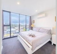 Modern Luxury 3 Bedroom Apartment with Sea Views - Accommodation in Brisbane