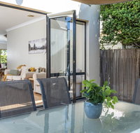 MOMENTS FROM BRADDON  ANU SPACIOUS and RELAXED - Accommodation in Brisbane