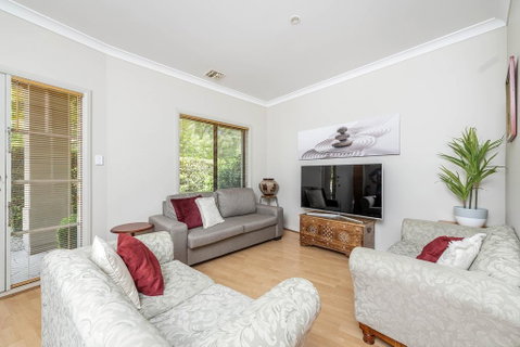 MOMENTS FROM BRADDON & ANU SPACIOUS And RELAXED - Accommodation in Brisbane 3
