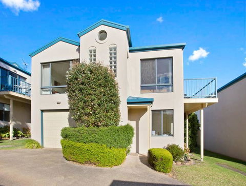 NELSON COVE 2 - Townhouse A Short Walk To Town - Accommodation in Brisbane 0