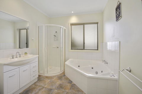 NELSON COVE 2 - Townhouse A Short Walk To Town - Accommodation in Brisbane 3