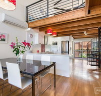 Spacious Central Townhouse - Accommodation in Brisbane
