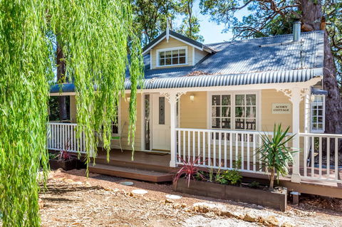 Quiet Escapes Cottages - Accommodation in Brisbane 12